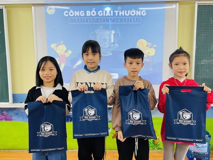 Học sinh BeeSchool Hạ Long tham gia hoạt động ngoại khóa và nhận quà từ trung tâm
