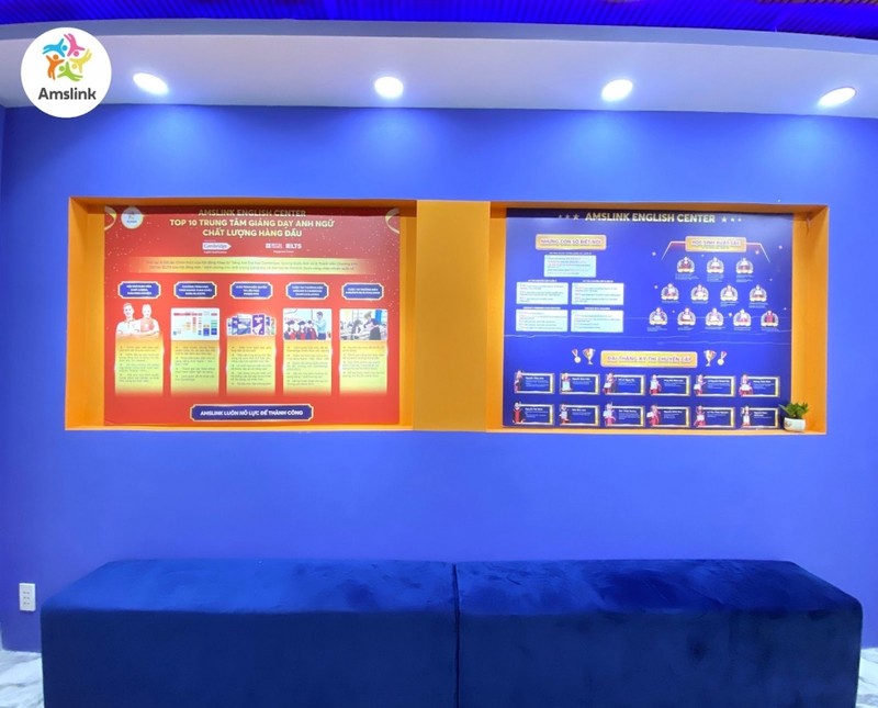 Không gian cơ sở vật chất và bảng vinh danh thành tích tại trung tâm tiếng Anh Amslink English Center