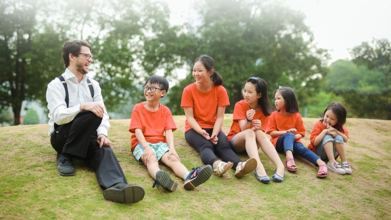 Giáo viên nước ngoài tương tác cùng học viên tại trung tâm Anh ngữ iSpeaking