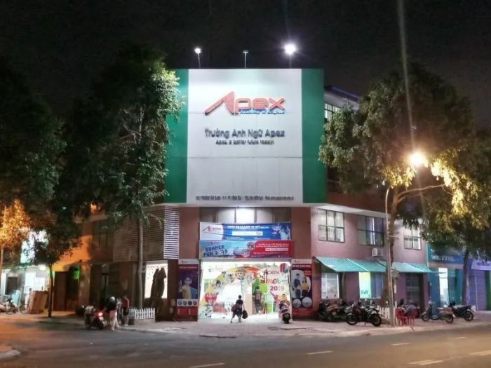 Mặt tiền và biển hiệu khang trang của Trường Anh ngữ APEX - Top trung tâm tiếng Anh uy tín tại Vũng Tàu