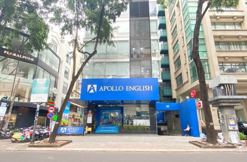 Mặt tiền trung tâm đào tạo tiếng Anh Apollo English tại TP.HCM với thiết kế hiện đại và chuyên nghiệp
